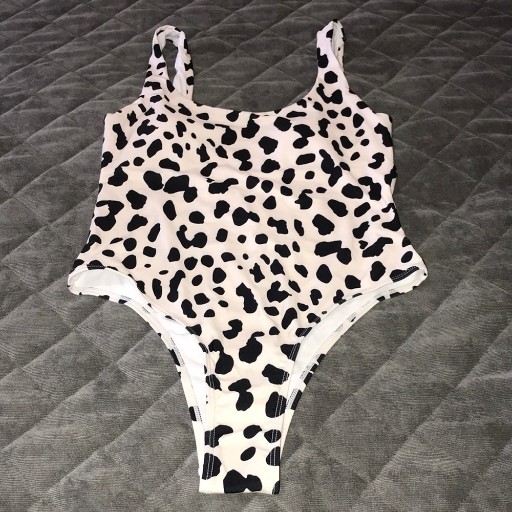 🆕 Beautiful off white and black bathing suit.